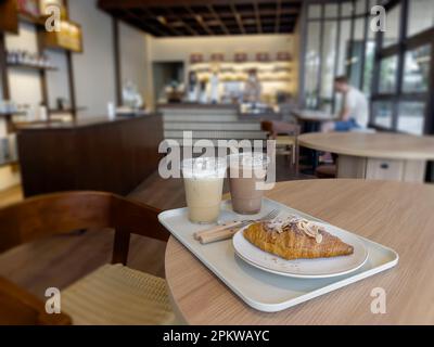 Frühstück mit frisch gebackenen Mandelcroissants und Kaffee, Stockfoto Stockfoto