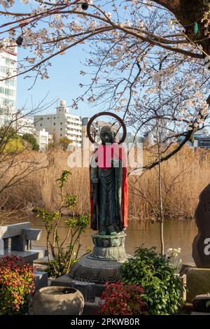 Tokio, Japan - 20. März 2023: Bronze-Jizo-Statue vor dem Shinobazunoike-Bentendo-Tempel im Ueno-Park, Tokio, Japan Stockfoto