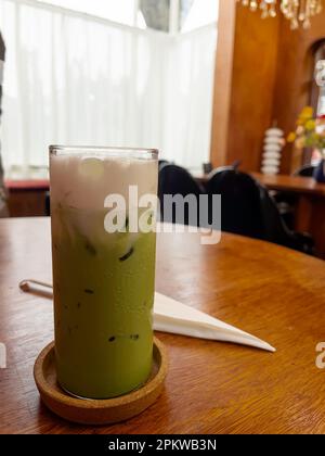 Eismatcha Greentea auf Holztisch, Stockfoto Stockfoto