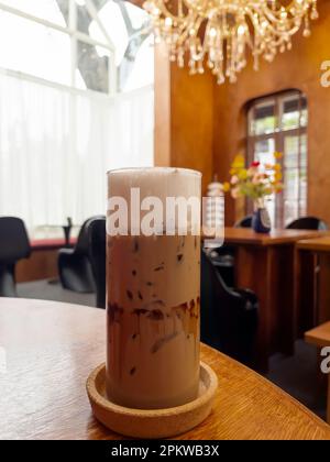 Eiskaffee-Mocha auf Holztisch, Stockfoto Stockfoto