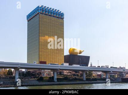 Tokio, Japan - 20. März 2023: Blick auf den Sumida-Bezirk mit den berühmten Asahi Beer Hall-Gebäuden in Tokio, Japan Stockfoto