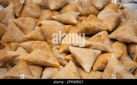 Samosas, frisch gebackener Ofen für Vorspeisen Stockfoto