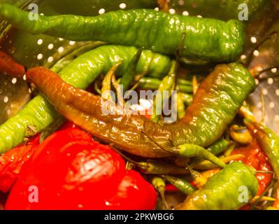 Mischung aus einer Vielzahl von Chilis Stockfoto