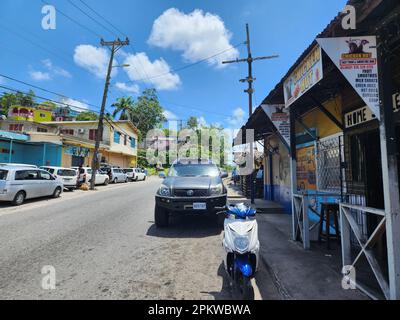 Oracabessa, Jamaika. 01. April 2023. Es gibt ein Hühnerrestaurant an der Hauptstraße. In Oracabessa schrieb Ian Fleming die James-Bond-Romane. (Dpa-Korr "Bond origin Goldeneye: The Jamaican roots of 007" zum 70. Jahrestag der Veröffentlichung des Romans "Casino Royale") Kredit: Nick Kaiser/dpa/Alamy Live News Stockfoto