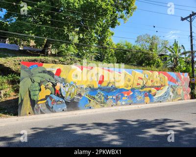 Oracabessa, Jamaika. 01. April 2023. Am Straßenrand steht ein gemaltes Stadtschild. In der Nähe befindet sich das Goldeneye Resort, wo Ian Fleming die James Bond Romane schrieb. (Dpa-Korr "Bond origin Goldeneye: The Jamaican roots of 007" zum 70. Jahrestag der Veröffentlichung des Romans "Casino Royale") Kredit: Nick Kaiser/dpa/Alamy Live News Stockfoto