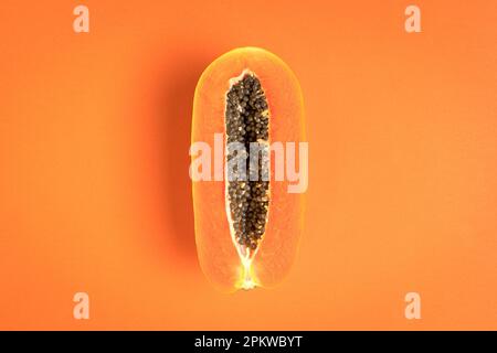 Reife Papaya-Früchte auf hellorangefarbenem Hintergrund. Speicherplatz kopieren. Stockfoto