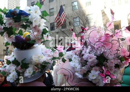 NEW YORK, NY - 9. April: Bilder, wie New York City die Osterparade und das Bonnet Festival feiert, wo Familien und Freunde die Kunst dieses jährlichen Treffens mit der ersten Major-in-Person-Feier am 9. April 2023 in New York City genossen. Chris Moore/MediaPunch Credit: MediaPunch Inc/Alamy Live News Stockfoto