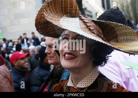 NEW YORK, NY - 9. April: Bilder, wie New York City die Osterparade und das Bonnet Festival feiert, wo Familien und Freunde die Kunst dieses jährlichen Treffens mit der ersten Major-in-Person-Feier am 9. April 2023 in New York City genossen. Chris Moore/MediaPunch Credit: MediaPunch Inc/Alamy Live News Stockfoto