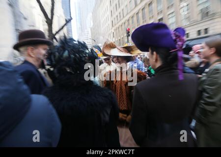 NEW YORK, NY - 9. April: Bilder, wie New York City die Osterparade und das Bonnet Festival feiert, wo Familien und Freunde die Kunst dieses jährlichen Treffens mit der ersten Major-in-Person-Feier am 9. April 2023 in New York City genossen. Chris Moore/MediaPunch Credit: MediaPunch Inc/Alamy Live News Stockfoto