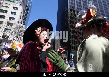 NEW YORK, NY - 9. April: Bilder, wie New York City die Osterparade und das Bonnet Festival feiert, wo Familien und Freunde die Kunst dieses jährlichen Treffens mit der ersten Major-in-Person-Feier am 9. April 2023 in New York City genossen. Chris Moore/MediaPunch Credit: MediaPunch Inc/Alamy Live News Stockfoto