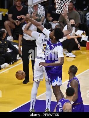 Los Angeles, Usa. 09. April 2023. Utah Jazz Center Damian Jones (15) verlegt den Ball während der zweiten Halbzeit in der Crypto.com Arena in Los Angeles am Sonntag, den 9. April 2023, vom Los Angeles Lakers Center Anthony Davis. Foto: Jim Ruymen/UPI Credit: UPI/Alamy Live News Stockfoto