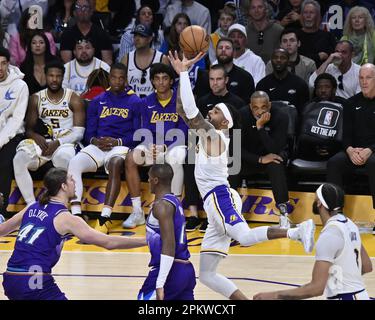 Los Angeles, Usa. 09. April 2023. Los Angeles Lakers Guard D'Angelo Russell (1) erzielt in der zweiten Halbzeit in der Crypto.com Arena in Los Angeles am Sonntag, den 9. April 2023, über Utah Jazz Forward Kelly Olynik (41). Foto: Jim Ruymen/UPI Credit: UPI/Alamy Live News Stockfoto