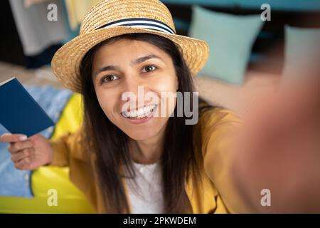 Viel Spaß beim Reisen. Wunderschöne Frau, die Selfie macht, sich für den Urlaub zuhause vorbereitet, auf Reisen oder Fliegen wartet. Millennials machen mobile Fotos von sich selbst. Stockfoto