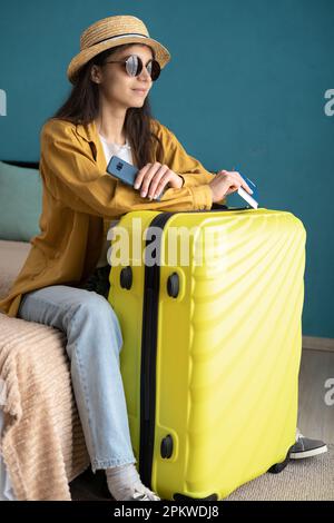 Reisen. Frau mit Koffer und Reisedokumenten. Reisen, Tourismus, Urlaub, Umzugskonzept. Psychische Gesundheit und Reiseurlaub. Schließen Stockfoto