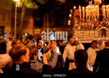 Hospitalet De Llobregat, Spanien. 09. April 2023. Eine Gruppe von Menschen verwendet ihre Smartphones, um während der Ostersonntags Prozession im Hospitalet Fotos zu machen. Während des Ostersonntags fand die Parade mit der Statue von „Jesus Resucitado“ von der Bruderschaft 15 1 statt, begleitet von der Parade der Statue der „Virgen de los Remedios“, die die Osterwoche im Hospitalet de Llobregat (Barcelona) endete. Kredit: SOPA Images Limited/Alamy Live News Stockfoto
