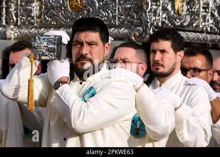 Hospitalet De Llobregat, Spanien. 09. April 2023. Eine Gruppe von Nazarenen wird während der Ostersonntagsprozession gesehen. Während des Ostersonntags fand die Parade mit der Statue von „Jesus Resucitado“ von der Bruderschaft 15 1 statt, begleitet von der Parade der Statue der „Virgen de los Remedios“, die die Osterwoche im Hospitalet de Llobregat (Barcelona) endete. Kredit: SOPA Images Limited/Alamy Live News Stockfoto