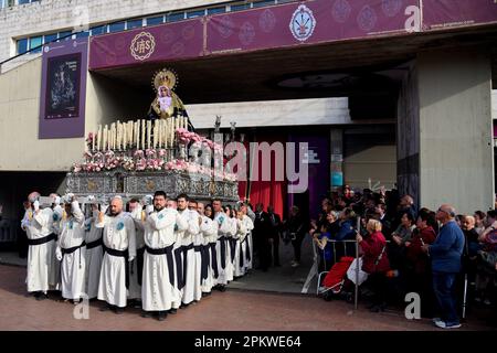 Hospitalet De Llobregat, Spanien. 09. April 2023. Bild der Virgen de Los Remedios während der Ostersonntagsprozession. Während des Ostersonntags fand die Parade mit der Statue von „Jesus Resucitado“ von der Bruderschaft 15 1 statt, begleitet von der Parade der Statue der „Virgen de los Remedios“, die die Osterwoche im Hospitalet de Llobregat (Barcelona) endete. Kredit: SOPA Images Limited/Alamy Live News Stockfoto