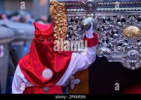 Hospitalet De Llobregat, Spanien. 09. April 2023. Ein Überbringer, der während der Ostersonntagsprozession gesehen wurde. Während des Ostersonntags fand die Parade mit der Statue von „Jesus Resucitado“ von der Bruderschaft 15 1 statt, begleitet von der Parade der Statue der „Virgen de los Remedios“, die die Osterwoche im Hospitalet de Llobregat (Barcelona) endete. Kredit: SOPA Images Limited/Alamy Live News Stockfoto