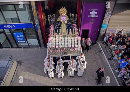 Hospitalet De Llobregat, Spanien. 09. April 2023. Bild der Virgen de Los Remedios während der Ostersonntagsprozession. Während des Ostersonntags fand die Parade mit der Statue von „Jesus Resucitado“ von der Bruderschaft 15 1 statt, begleitet von der Parade der Statue der „Virgen de los Remedios“, die die Osterwoche im Hospitalet de Llobregat (Barcelona) endete. Kredit: SOPA Images Limited/Alamy Live News Stockfoto