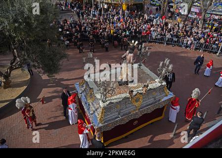 Hospitalet De Llobregat, Spanien. 09. April 2023. Die Statue von Jesus Resucitado, die während der Ostersonntagsprozession zu sehen war. Während des Ostersonntags fand die Parade mit der Statue von „Jesus Resucitado“ von der Bruderschaft 15 1 statt, begleitet von der Parade der Statue der „Virgen de los Remedios“, die die Osterwoche im Hospitalet de Llobregat (Barcelona) endete. Kredit: SOPA Images Limited/Alamy Live News Stockfoto
