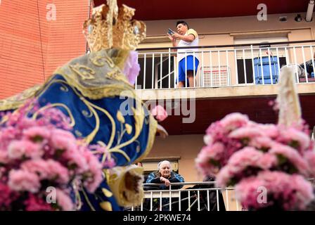 Hospitalet De Llobregat, Spanien. 09. April 2023. Eine Dame von ihrer Terrasse beobachtet die Virgen de los Remedios während der Ostersonntagsprozession. Während des Ostersonntags fand die Parade mit der Statue von „Jesus Resucitado“ von der Bruderschaft 15 1 statt, begleitet von der Parade der Statue der „Virgen de los Remedios“, die die Osterwoche im Hospitalet de Llobregat (Barcelona) endete. Kredit: SOPA Images Limited/Alamy Live News Stockfoto