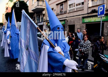 Hospitalet De Llobregat, Spanien. 09. April 2023. Ein Nazareno mit konischer Kopfbedeckung während der Ostersonntagsprozession. Während des Ostersonntags fand die Parade mit der Statue von „Jesus Resucitado“ von der Bruderschaft 15 1 statt, begleitet von der Parade der Statue der „Virgen de los Remedios“, die die Osterwoche im Hospitalet de Llobregat (Barcelona) endete. Kredit: SOPA Images Limited/Alamy Live News Stockfoto