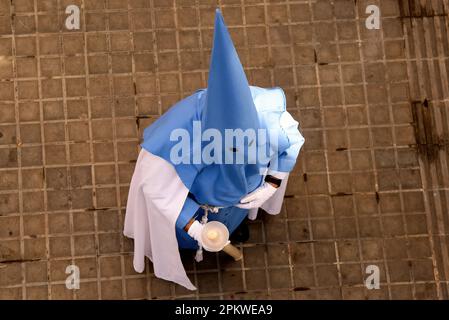 Hospitalet De Llobregat, Spanien. 09. April 2023. Ein Nazareno, der während der Ostersonntagsprozession gesehen wurde. Während des Ostersonntags fand die Parade mit der Statue von „Jesus Resucitado“ von der Bruderschaft 15 1 statt, begleitet von der Parade der Statue der „Virgen de los Remedios“, die die Osterwoche im Hospitalet de Llobregat (Barcelona) endete. (Foto: Ramon Costa/SOPA Images/Sipa USA) Guthaben: SIPA USA/Alamy Live News Stockfoto