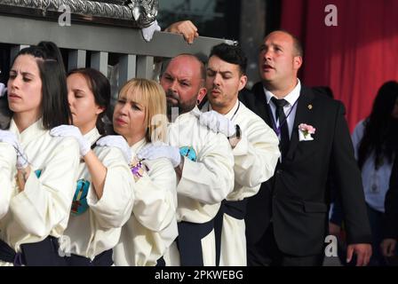 Hospitalet De Llobregat, Spanien. 09. April 2023. Eine Gruppe von Nazarenen wird während der Ostersonntagsprozession gesehen. Während des Ostersonntags fand die Parade mit der Statue von „Jesus Resucitado“ von der Bruderschaft 15 1 statt, begleitet von der Parade der Statue der „Virgen de los Remedios“, die die Osterwoche im Hospitalet de Llobregat (Barcelona) endete. (Foto: Ramon Costa/SOPA Images/Sipa USA) Guthaben: SIPA USA/Alamy Live News Stockfoto