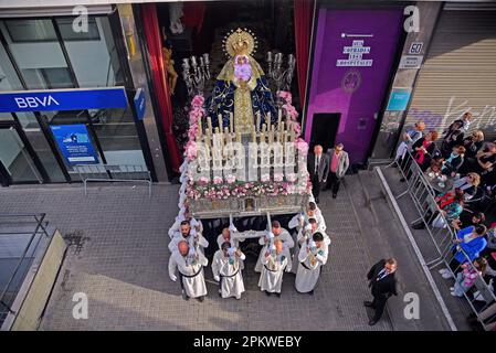 Hospitalet De Llobregat, Spanien. 09. April 2023. Bild der Virgen de Los Remedios während der Ostersonntagsprozession. Während des Ostersonntags fand die Parade mit der Statue von „Jesus Resucitado“ von der Bruderschaft 15 1 statt, begleitet von der Parade der Statue der „Virgen de los Remedios“, die die Osterwoche im Hospitalet de Llobregat (Barcelona) endete. (Foto: Ramon Costa/SOPA Images/Sipa USA) Guthaben: SIPA USA/Alamy Live News Stockfoto