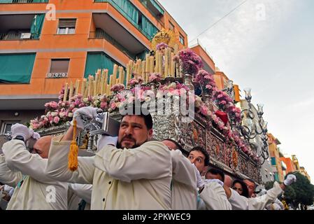 Hospitalet De Llobregat, Spanien. 09. April 2023. Eine Gruppe von Nazarenos mit der Statue der Virgen de los Remedios während der Ostersonntagsprozession. Während des Ostersonntags fand die Parade mit der Statue von „Jesus Resucitado“ von der Bruderschaft 15 1 statt, begleitet von der Parade der Statue der „Virgen de los Remedios“, die die Osterwoche im Hospitalet de Llobregat (Barcelona) endete. (Foto: Ramon Costa/SOPA Images/Sipa USA) Guthaben: SIPA USA/Alamy Live News Stockfoto