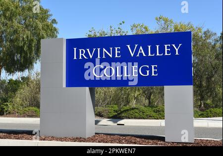 IRVINE, KALIFORNIEN - 9. April 2023: Irvine Valley College, IVC, Schild am Barranca Parkway Eingang zum Campus. Stockfoto