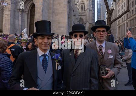 New York, Usa. 09. April 2023. Männer in Kleidung des 19. Jahrhunderts, die während der Osterparade und des Bonnet Festivals 2023 außerhalb von St. Patrick's Cathedral entlang der Fifth Avenue am Ostersonntag in New York City. Kredit: SOPA Images Limited/Alamy Live News Stockfoto