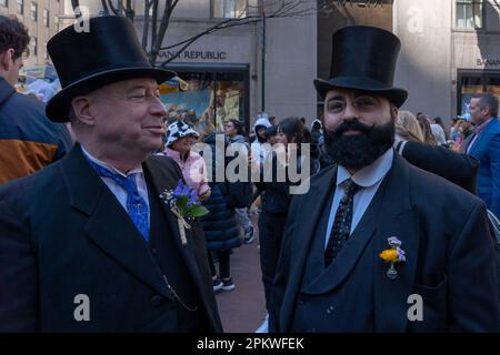 New York, Usa. 09. April 2023. Männer in Kleidung des 19. Jahrhunderts, die während der Osterparade und des Bonnet Festivals 2023 außerhalb von St. Patrick's Cathedral entlang der Fifth Avenue am Ostersonntag in New York City. (Foto: Ron Adar/SOPA Images/Sipa USA) Guthaben: SIPA USA/Alamy Live News Stockfoto