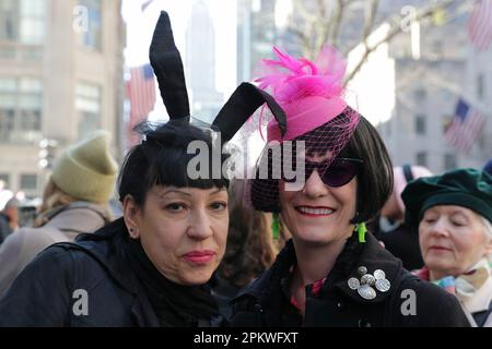 Vereinigte Staaten. 09. April 2023. Fifth Avenue, New York, USA, 09. April 2023 – die Fifth Avenue ist voller farbenfroher Kostüme und aufwendiger Hüte für die jährliche Osterparade und das Bonnet Festival. Kredit: Giada Papini Rampelotto/EuropaNewswire/dpa/Alamy Live News Stockfoto