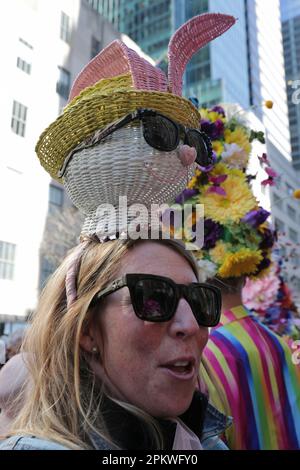 Vereinigte Staaten. 09. April 2023. Fifth Avenue, New York, USA, 09. April 2023 – die Fifth Avenue ist voller farbenfroher Kostüme und aufwendiger Hüte für die jährliche Osterparade und das Bonnet Festival. Kredit: Giada Papini Rampelotto/EuropaNewswire/dpa/Alamy Live News Stockfoto