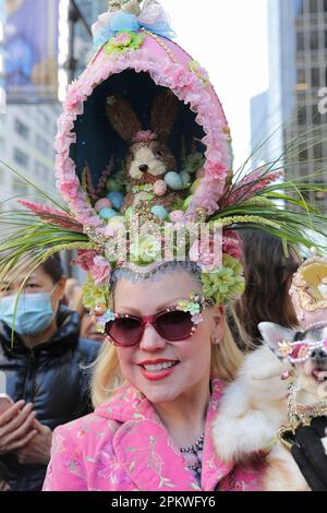 Vereinigte Staaten. 09. April 2023. Fifth Avenue, New York, USA, 09. April 2023 – die Fifth Avenue ist voller farbenfroher Kostüme und aufwendiger Hüte für die jährliche Osterparade und das Bonnet Festival. Kredit: Giada Papini Rampelotto/EuropaNewswire/dpa/Alamy Live News Stockfoto