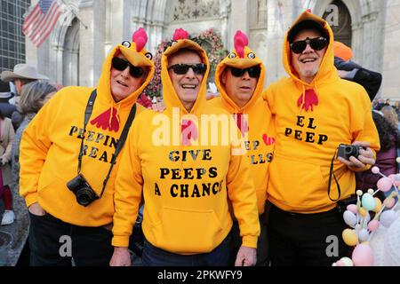 Vereinigte Staaten. 09. April 2023. Fifth Avenue, New York, USA, 09. April 2023 – die Fifth Avenue ist voller farbenfroher Kostüme und aufwendiger Hüte für die jährliche Osterparade und das Bonnet Festival. Kredit: Giada Papini Rampelotto/EuropaNewswire/dpa/Alamy Live News Stockfoto