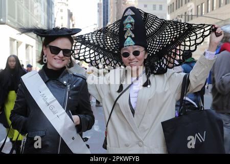 Vereinigte Staaten. 09. April 2023. Fifth Avenue, New York, USA, 09. April 2023 – die Fifth Avenue ist voller farbenfroher Kostüme und aufwendiger Hüte für die jährliche Osterparade und das Bonnet Festival. Kredit: Giada Papini Rampelotto/EuropaNewswire/dpa/Alamy Live News Stockfoto