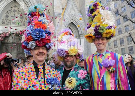 Vereinigte Staaten. 09. April 2023. Fifth Avenue, New York, USA, 09. April 2023 – die Fifth Avenue ist voller farbenfroher Kostüme und aufwendiger Hüte für die jährliche Osterparade und das Bonnet Festival. Kredit: Giada Papini Rampelotto/EuropaNewswire/dpa/Alamy Live News Stockfoto