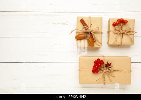 Geschenke mit Herbstviburnum auf weißem Hintergrund. Herbstzusammensetzung. Draufsicht, flach liegend. Stockfoto