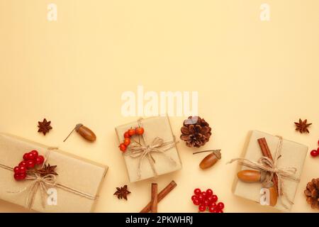 Geschenke mit Herbstviburnum im Hintergrund. Herbstzusammensetzung. Draufsicht, flach liegend. Stockfoto