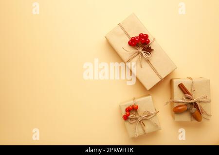 Geschenke mit Herbstviburnum im Hintergrund. Herbstzusammensetzung. Draufsicht, flach liegend. Stockfoto