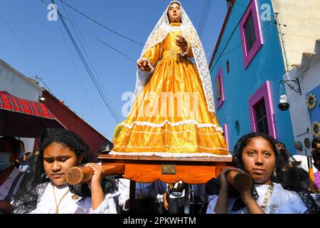 Mexikanische Anhänger tragen die religiöse Palanquin während der Karfreitagsprozession, in der Heiligen Woche, Oaxaca de Juárez, Mexiko Stockfoto