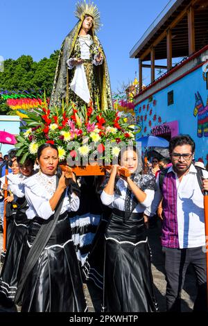 Mexikanische Anhänger tragen die religiöse Palanquin während der Karfreitagsprozession, in der Heiligen Woche, Oaxaca de Juárez, Mexiko Stockfoto