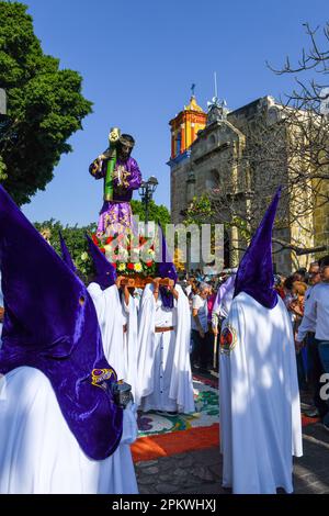 Mexikanische Anhänger tragen die religiöse Palanquin während der Karfreitagsprozession, in der Heiligen Woche, Oaxaca de Juárez, Mexiko Stockfoto