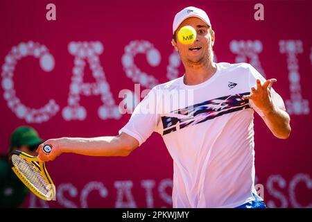 Estoril, Portugal. 09. April 2023. Miomir Kecmanovic von Serbien spielt während des Finales der Millennium Estoril Open 2023 gegen Casper Ruud von Norwegen – ATP 250-Tennisturnier in Estoril. (Endstand: Casper Ruud 2:0 Miomir Kecmanovic) Kredit: SOPA Images Limited/Alamy Live News Stockfoto