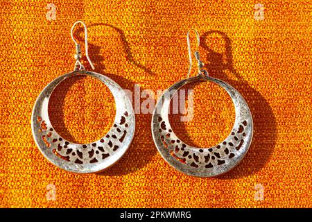 Handgefertigte Ohrringe Für Frauen. Ohrringe aus Silber Stockfoto