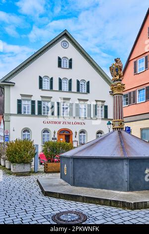 Blaubeuren in der Nähe von Ulm, Baden-Württemberg, Deutschland, Europa, historisches Gasthof zum Löwen und Marktbrunnen. Stockfoto