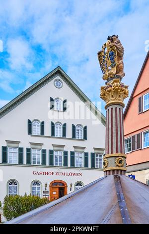 Blaubeuren in der Nähe von Ulm, Baden-Württemberg, Deutschland, Europa, historisches Gasthof zum Löwen und Marktbrunnen. Stockfoto