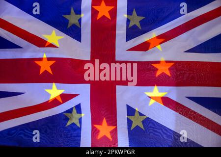 Post-Brexit-Problem. Abkommen über Nordirland unter der Flagge der eu und des vereinigten königreichs Stockfoto